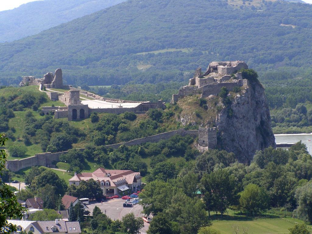 Hotel Hradna Brana Братислава Экстерьер фото