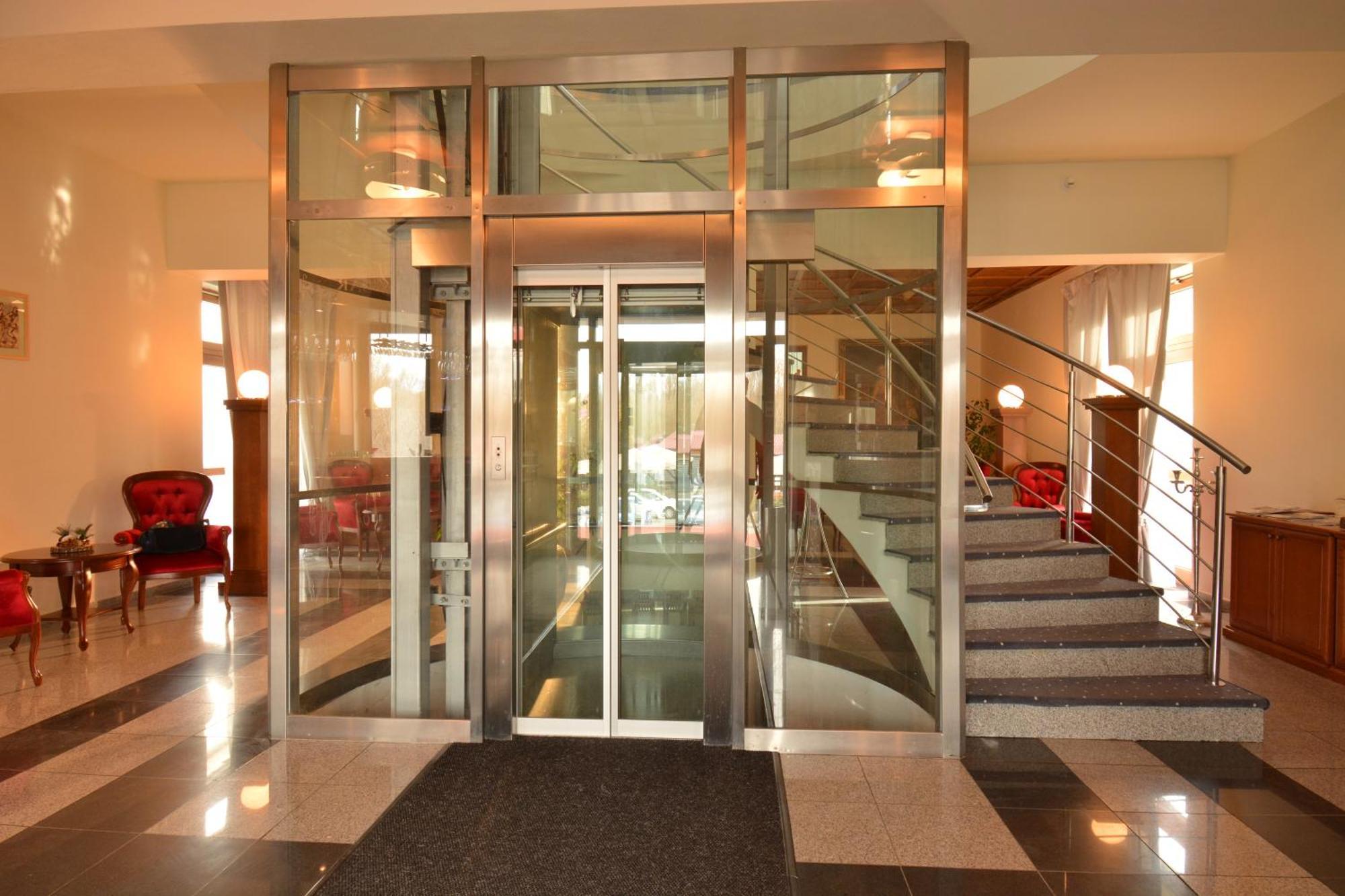 Hotel Hradna Brana Братислава Экстерьер фото