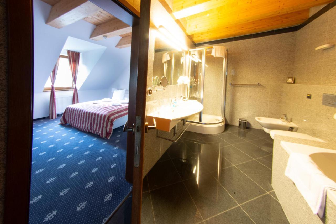 Hotel Hradna Brana Братислава Экстерьер фото